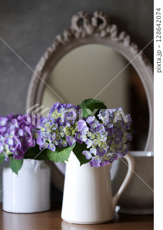 花瓶にいけられた紫陽花 128642074