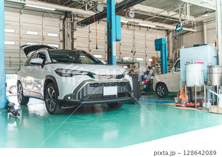 自動車整備工場・ピットにある自動車 128642089