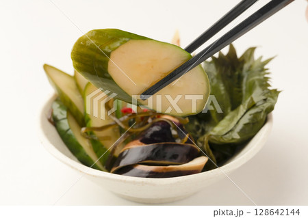 浅漬け 出汁でつけた夏野菜 漬物を箸で持ち上げる 浅漬け 出汁でつけた夏野菜 漬物を箸で持ち上げる 128642144