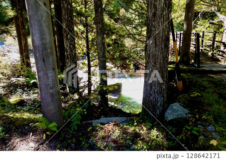 姫淵(ひめぶち) 赤沢自然休養林へ向かう道中にある名所の風景 長野県木曽郡上松町 姫淵(ひめぶち) 赤沢自然休養林へ向かう道中にある名所の風景 長野県木曽郡上松町 128642171