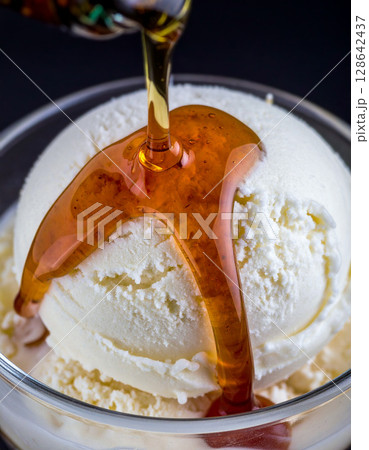 アイスクリームとウイスキー、相性の良い組み合わせ アイスクリームとウイスキー、相性の良い組み合わせ 128642437