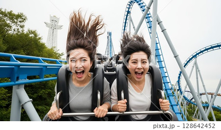ジェットコースターを楽しむ2人の女性 128642452
