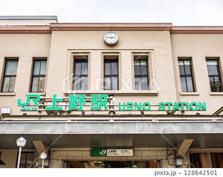 JR東日本「上野駅」広小路口の駅名表示 128642501