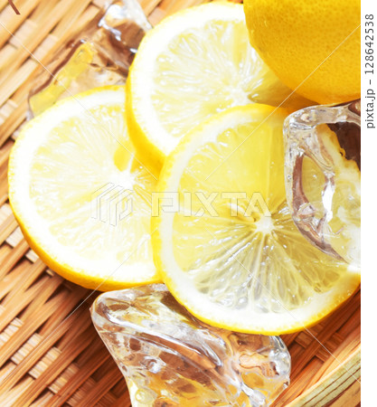 暑い夏に摂りたいビタミンCたっぷりのレモンがはいったざる 128642538
