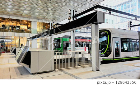広島駅構内に停車する新しい路面電車 128642550