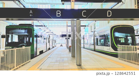 広島駅構内に停車する新しい路面電車 広島駅構内に停車する新しい路面電車 128642551