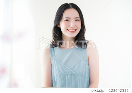 パソコンの前のかわいいカメラ目線の女性 春夏 パソコンの前のかわいいカメラ目線の女性 春夏 128642552