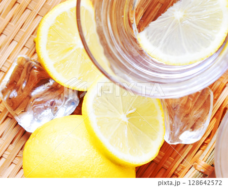 暑い夏に摂りたいビタミンCたっぷりのレモンを入れたグラスのクローズアップ 128642572