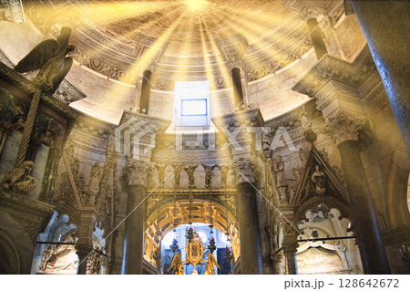 スプリットのディオクレティアヌス宮殿遺跡の内部風景 128642672