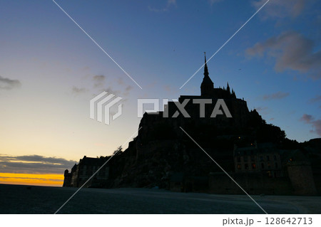 夕陽に染まるモンサンミッシェルと干潟の風景 128642713