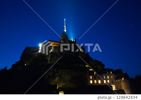夜空に浮かぶモンサンミッシェルの幻想的な姿 夜空に浮かぶモンサンミッシェルの幻想的な姿 128642834
