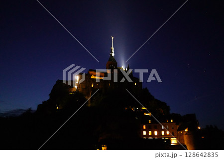 夜空に浮かぶモンサンミッシェルの幻想的な姿 128642835