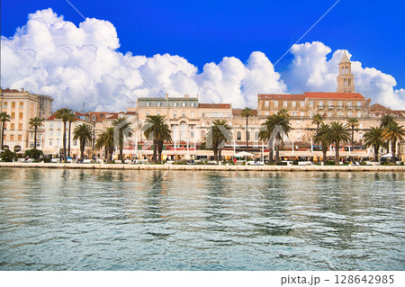 スプリットの美しい港湾風景 128642985