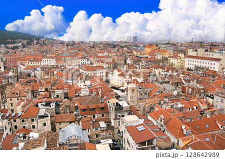 スプリットの美しい街並み 128642989