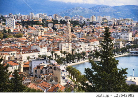 スプリットの美しい街並み 128642992