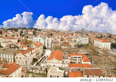 スプリットの美しい街並み 128643012