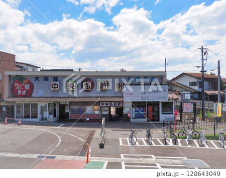 青空の中央弘前駅・弘南鉄道大鰐線　青森県弘前市 128643049