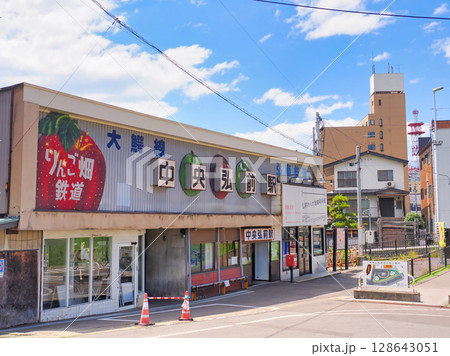 青空の中央弘前駅・弘南鉄道大鰐線 青森県弘前市 青空の中央弘前駅・弘南鉄道大鰐線 青森県弘前市 128643051