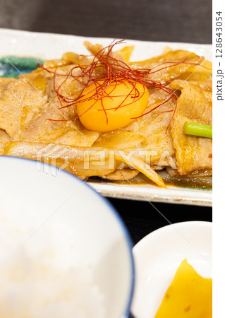 生卵をのせた美味しい豚肉スタミナ焼肉定食 生卵をのせた美味しい豚肉スタミナ焼肉定食 128643054