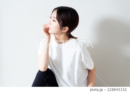 床に座る若い女性のポートレート 128643132