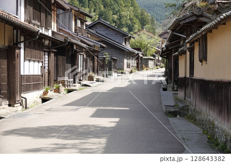 石見銀山 町並み地区のノスタルジックな古民家と新緑が美しい山並み 128643382