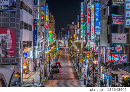 ネオン輝く柏駅東口ハウディモールの夜景(千葉県柏市) ネオン輝く柏駅東口ハウディモールの夜景(千葉県柏市) 128643405