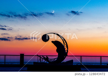 【北海道_稚内市_ノシャップ岬】サンセット ノシャップ 三日月とイルカ 7月 【北海道_稚内市_ノシャップ岬】サンセット ノシャップ 三日月とイルカ 7月 128643472