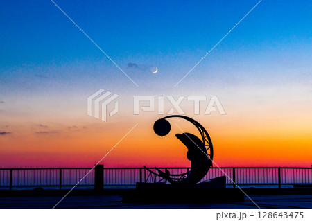 【北海道_稚内市_ノシャップ岬】サンセット ノシャップ 三日月とイルカ 7月 【北海道_稚内市_ノシャップ岬】サンセット ノシャップ 三日月とイルカ 7月 128643475