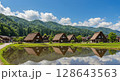 水田に映る夏の白川郷合掌造り 128643563