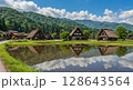 水田に映る夏の白川郷合掌造り 128643564