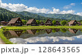 水田に映る夏の白川郷合掌造り 128643565