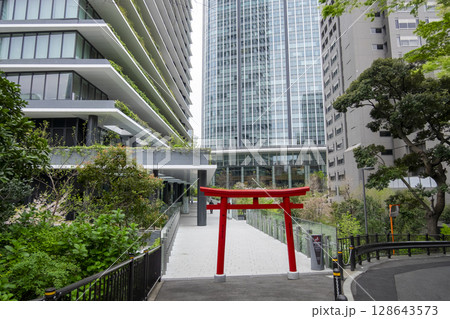 【虎ノ門ヒルズ】愛宕神社側の鳥居のあるエントランス (東京都港区) 【虎ノ門ヒルズ】愛宕神社側の鳥居のあるエントランス (東京都港区) 128643573
