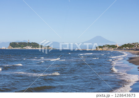 湘南、七里ヶ浜から見た夏の富士山と江ノ島と海 湘南、七里ヶ浜から見た夏の富士山と江ノ島と海 128643673