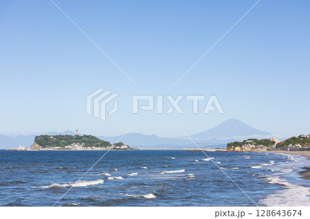 湘南、七里ヶ浜から見た夏の富士山と江ノ島と海 128643674
