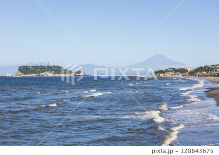 湘南、七里ヶ浜から見た夏の富士山と江ノ島と海 湘南、七里ヶ浜から見た夏の富士山と江ノ島と海 128643675