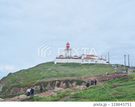 ポルトガル　ロカ岬の灯台　ユーラシア大陸の西端　5月 128643751