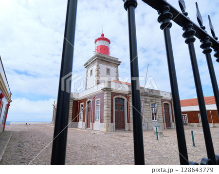 ポルトガル　ロカ岬の灯台　ユーラシア大陸の西端　5月 128643779