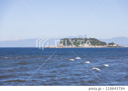 湘南、七里ヶ浜から見た江の島の景色 128643784