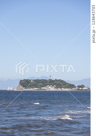湘南、七里ヶ浜から見た江の島の景色 128643785