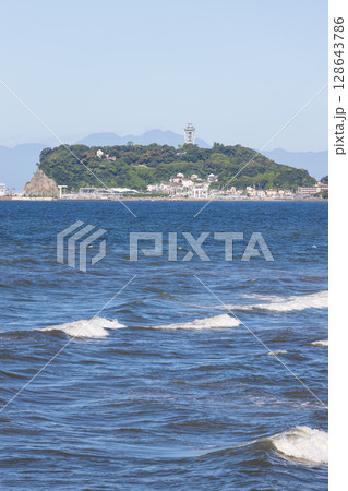 湘南、七里ヶ浜から見た江の島の景色 128643786