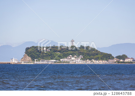 湘南、七里ヶ浜から見た江の島の景色 128643788