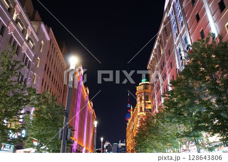 上海、南京路歩行街の夜景 128643806