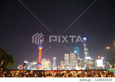 上海、南京路歩行街から見る夜景 上海、南京路歩行街から見る夜景 128643810