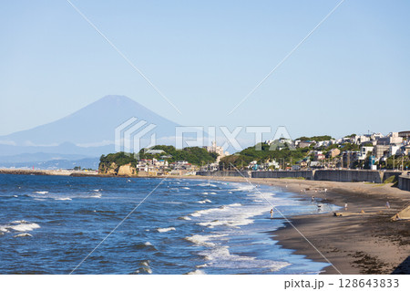 湘南、七里ヶ浜から見た夏の富士山と海 128643833