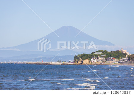 湘南、七里ヶ浜から見た夏の富士山と海 128643837