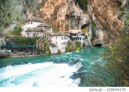 ブナ川沿いにたたずむダービッシュハウスの景観 128644136
