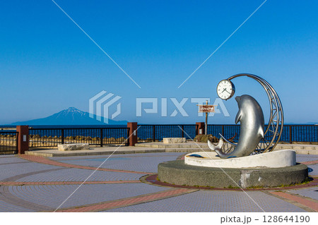 【北海道_稚内市_ノシャップ岬】野寒布岬 モニュメントと利尻富士 【北海道_稚内市_ノシャップ岬】野寒布岬 モニュメントと利尻富士 128644190