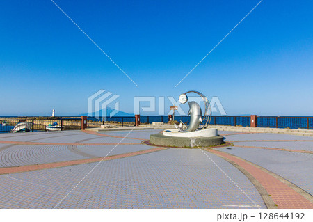 【北海道_稚内市_ノシャップ岬】野寒布岬 モニュメントと利尻富士 【北海道_稚内市_ノシャップ岬】野寒布岬 モニュメントと利尻富士 128644192