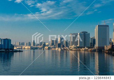 東京勝鬨橋からみた汐留の高層ビル群、隅田川沿いの浜離宮と高層ビル群 128644843