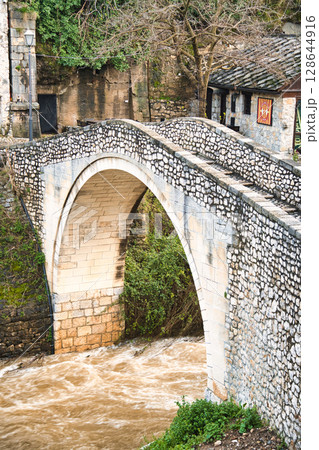 世界遺産モスタルの美しいスタリ・モスト橋の絶景 128644916